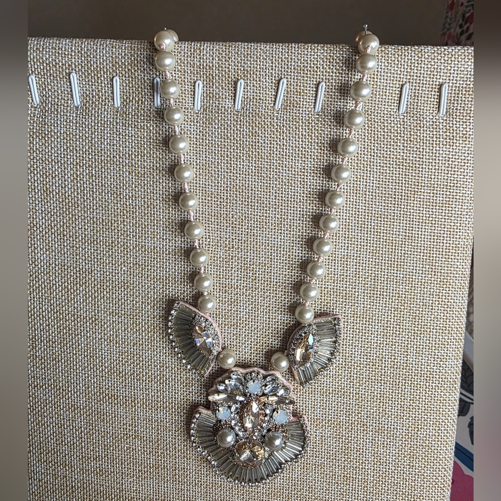 Hypoallergenic Elegant Pearl and Crystal Necklace